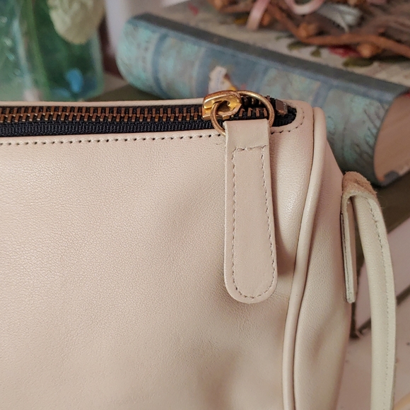 Vtg 80s Coach Crossbody Purse in the color Bone! - Picture 6 of 8